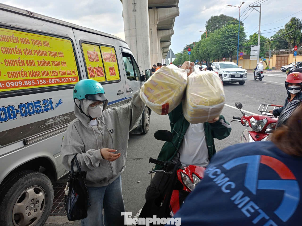 Hơn 180 tấn hàng đổ về các nhà ga metro TPHCM gửi người dân vùng lũ- Ảnh 4.