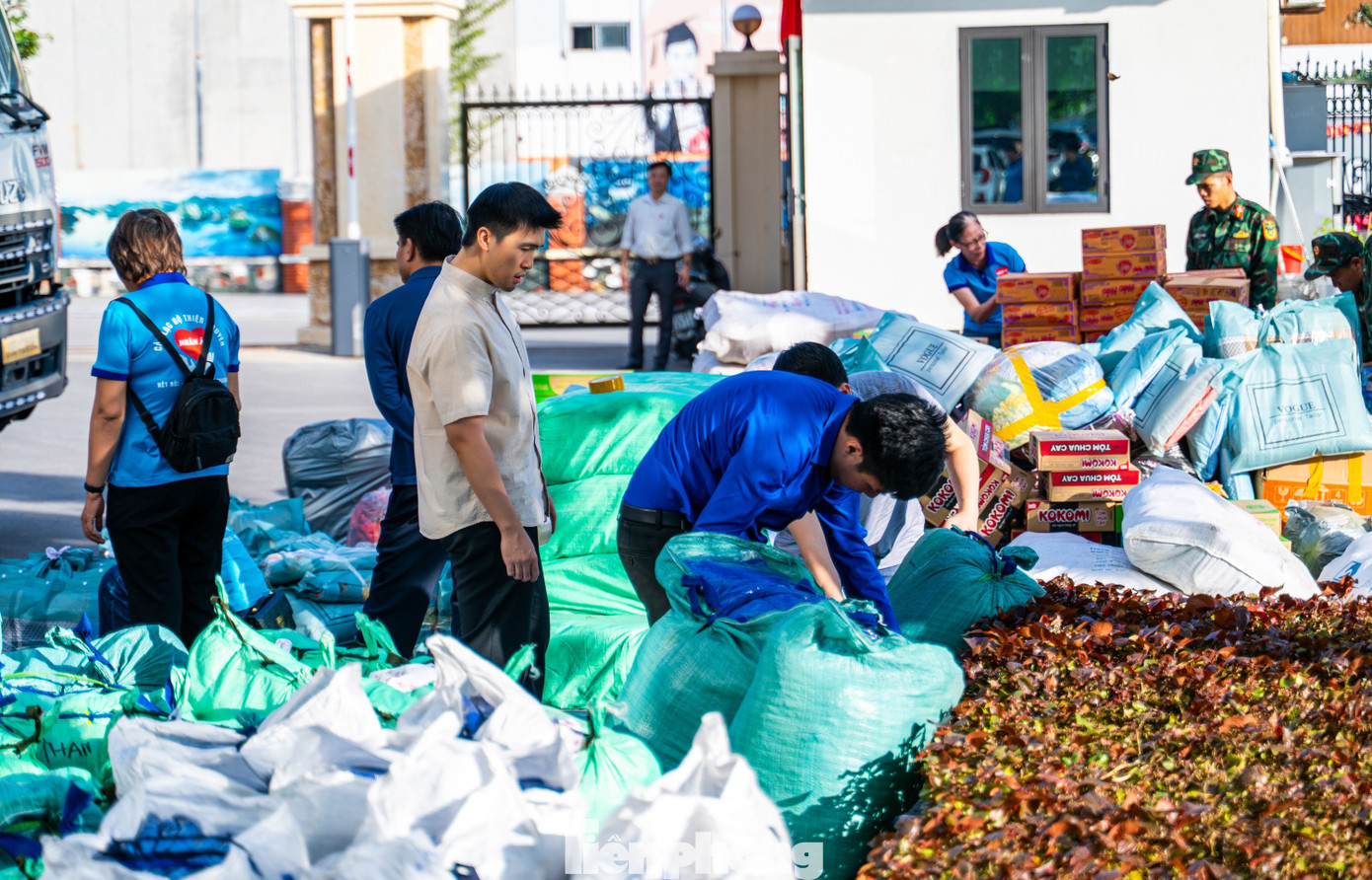 Quảng Ninh quyên góp thần tốc hơn 45 tấn hàng tới vùng lũ Lâm Đồng- Ảnh 11.