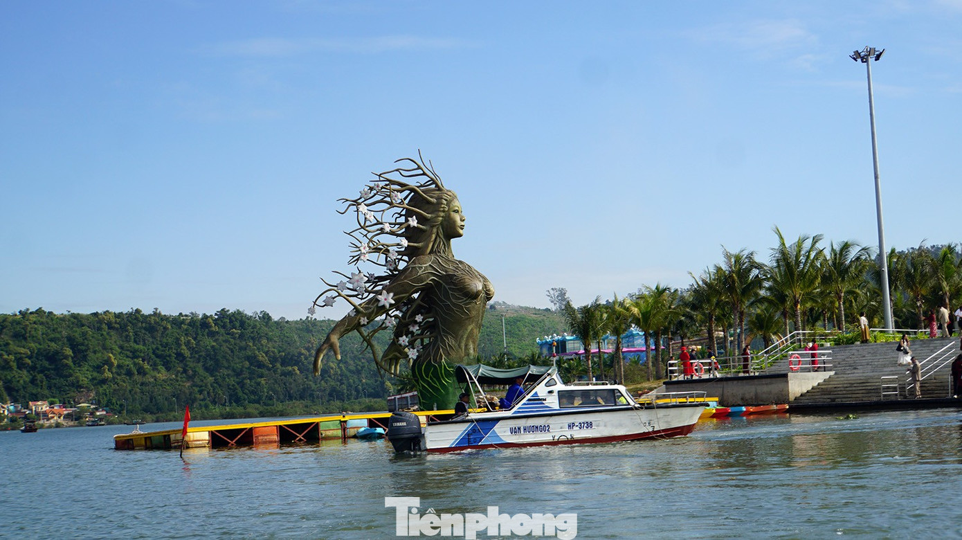 Du khách thích thú trải nghiệm rừng ngập mặn ở Đồ Sơn- Ảnh 2.