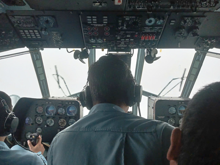 Trực thăng liên tục cất cánh, mang hàng cứu trợ đến với người dân vùng lũ- Ảnh 1.