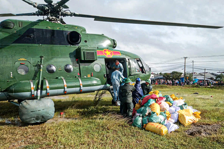 Trực thăng liên tục cất cánh, mang hàng cứu trợ đến với người dân vùng lũ- Ảnh 3.
