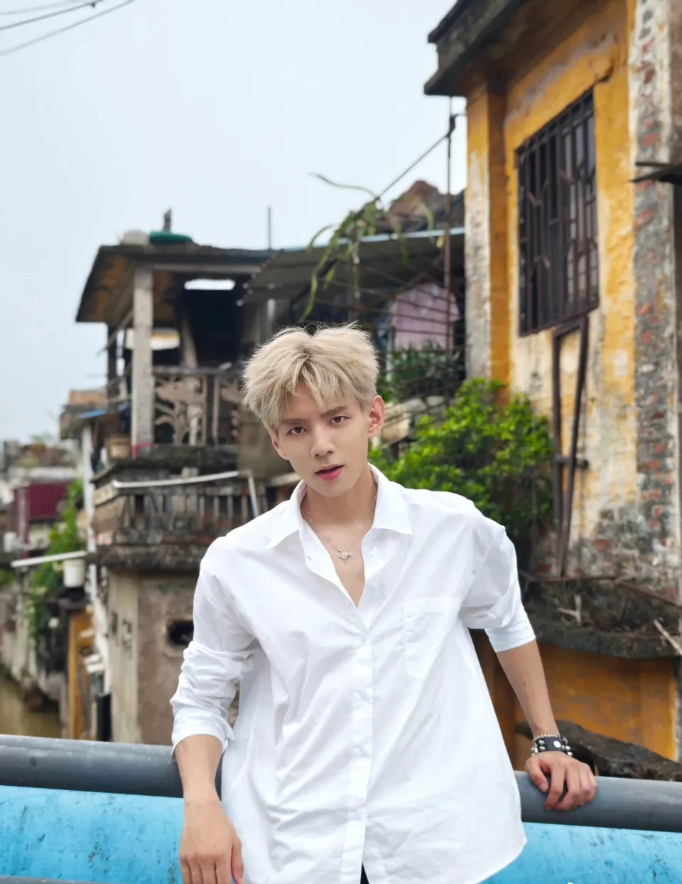 Clip sốc: Nam diễn viên 2k4 ngã khuỵu vì bị đồng nghiệp đấm mạnh vào mặt- Ảnh 3.