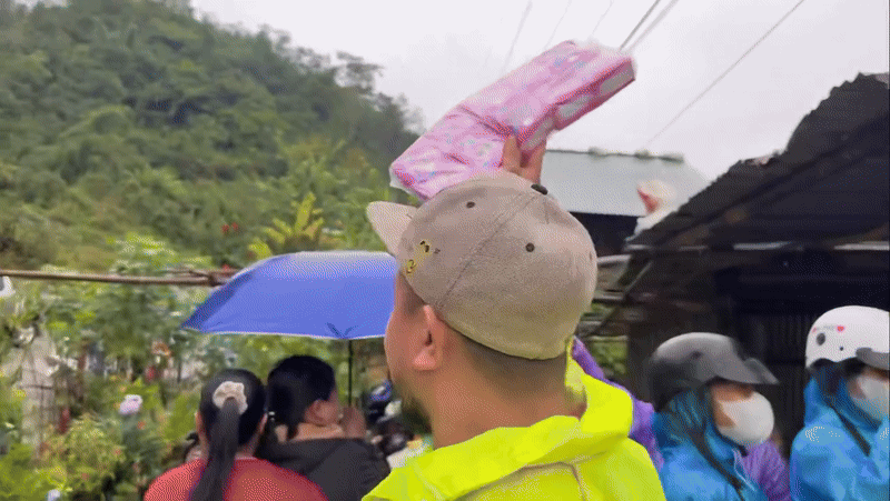 Không phải đồ ăn, thức uống - đây là món hàng cứu trợ khiến tất cả rơi nước mắt- Ảnh 1.