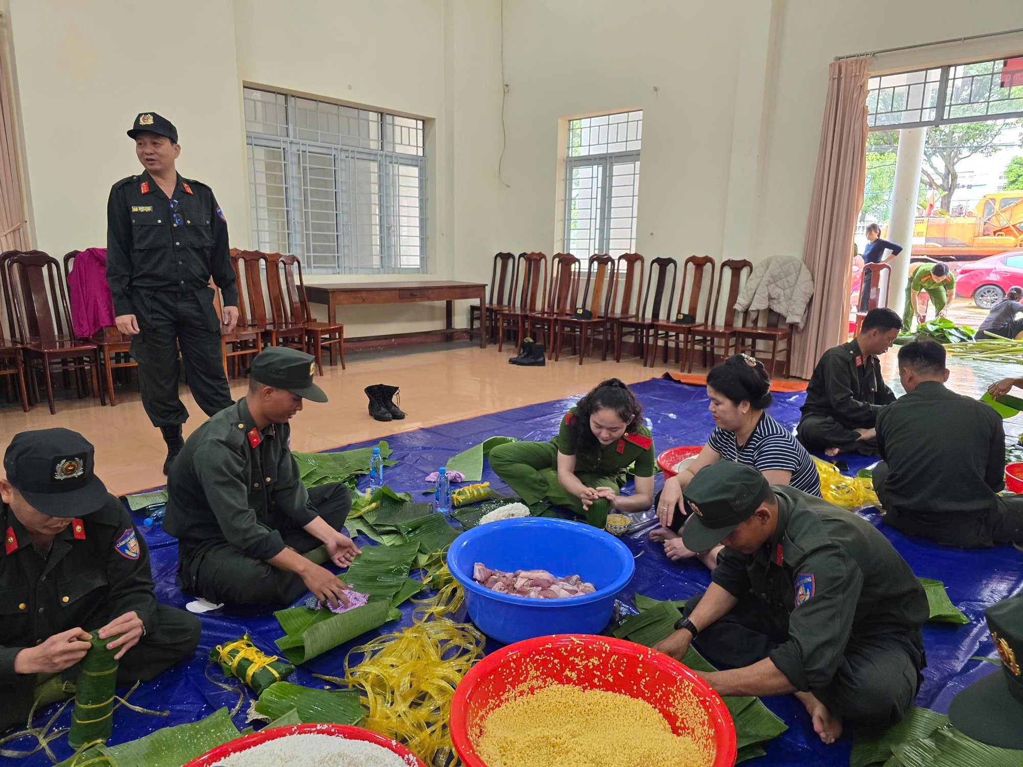 Khi cả nước cùng gói bánh chưng cho miền Trung: Những đêm trắng của tình người!- Ảnh 5.