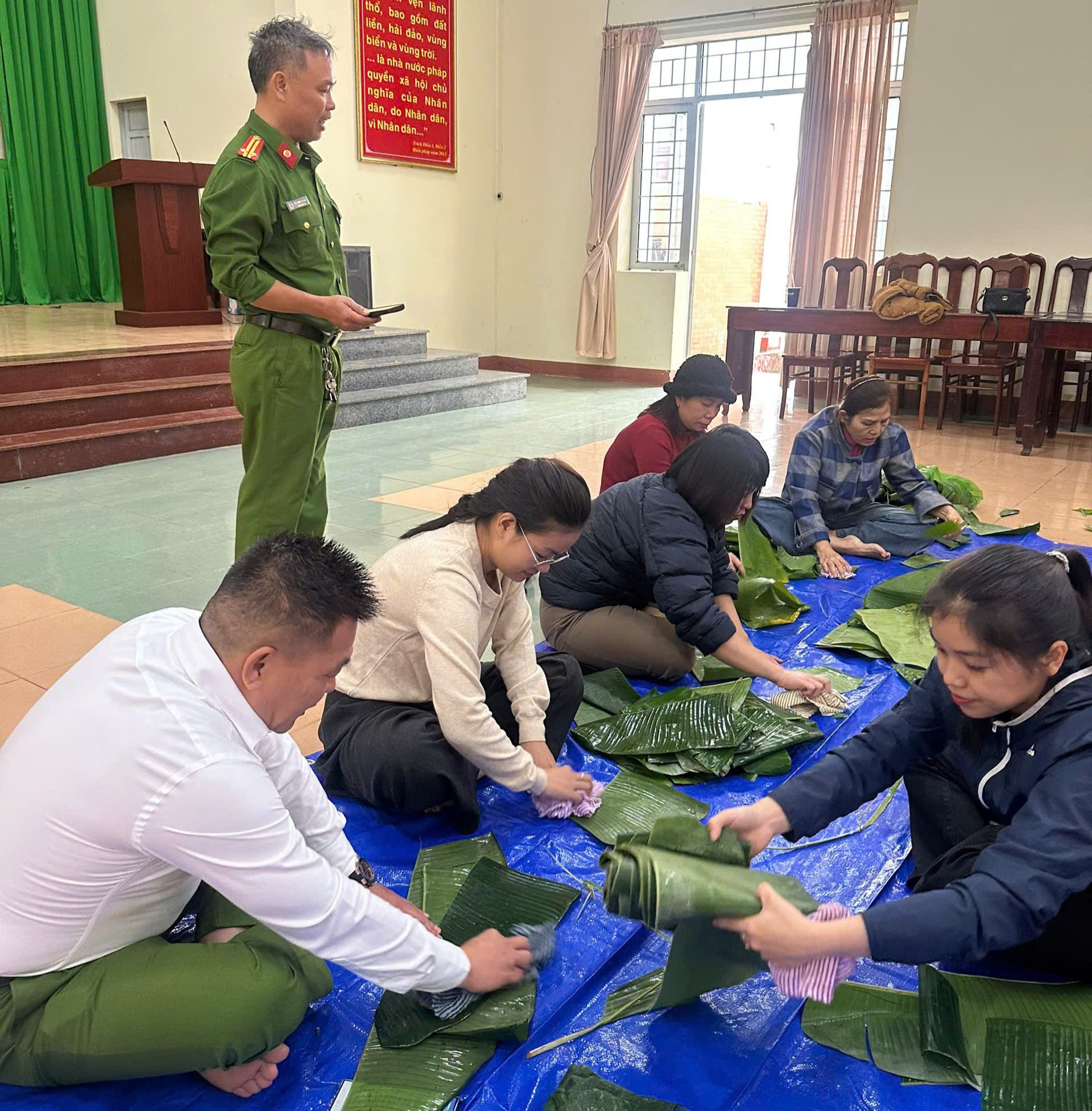 Khi cả nước cùng gói bánh chưng cho miền Trung: Những đêm trắng của tình người!- Ảnh 6.
