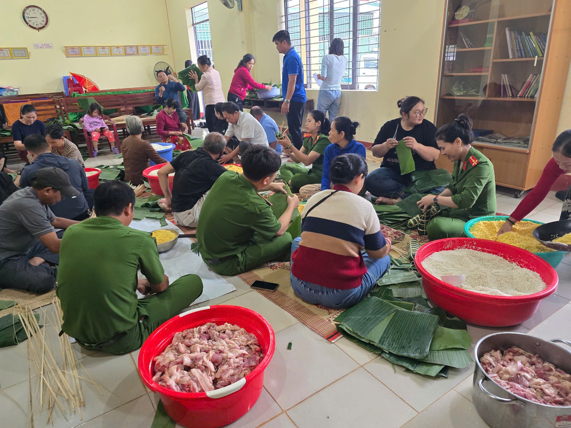 Khi cả nước cùng gói bánh chưng cho miền Trung: Những đêm trắng của tình người!- Ảnh 4.