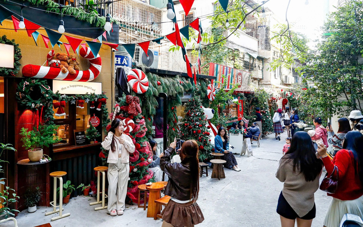 Xếp hàng chụp ảnh Giáng sinh sớm tại các quán cafe- Ảnh 4.