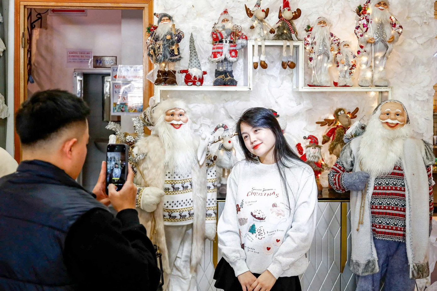 Xếp hàng chụp ảnh Giáng sinh sớm tại các quán cafe- Ảnh 8.