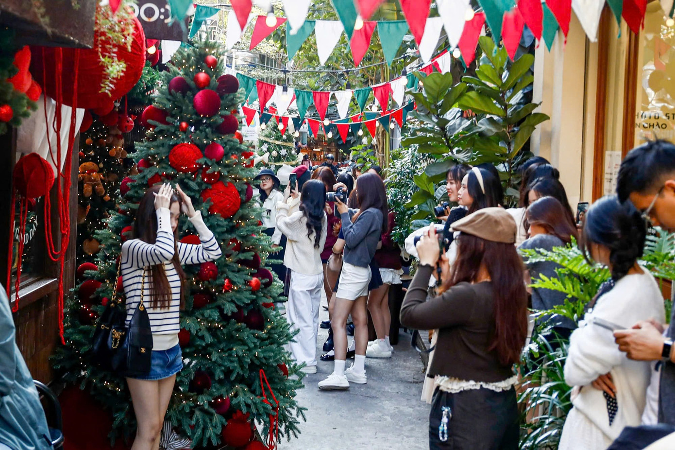Xếp hàng chụp ảnh Giáng sinh sớm tại các quán cafe- Ảnh 9.