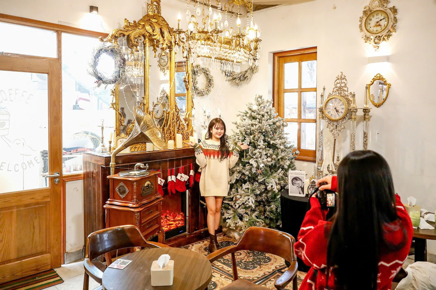 Xếp hàng chụp ảnh Giáng sinh sớm tại các quán cafe- Ảnh 18.