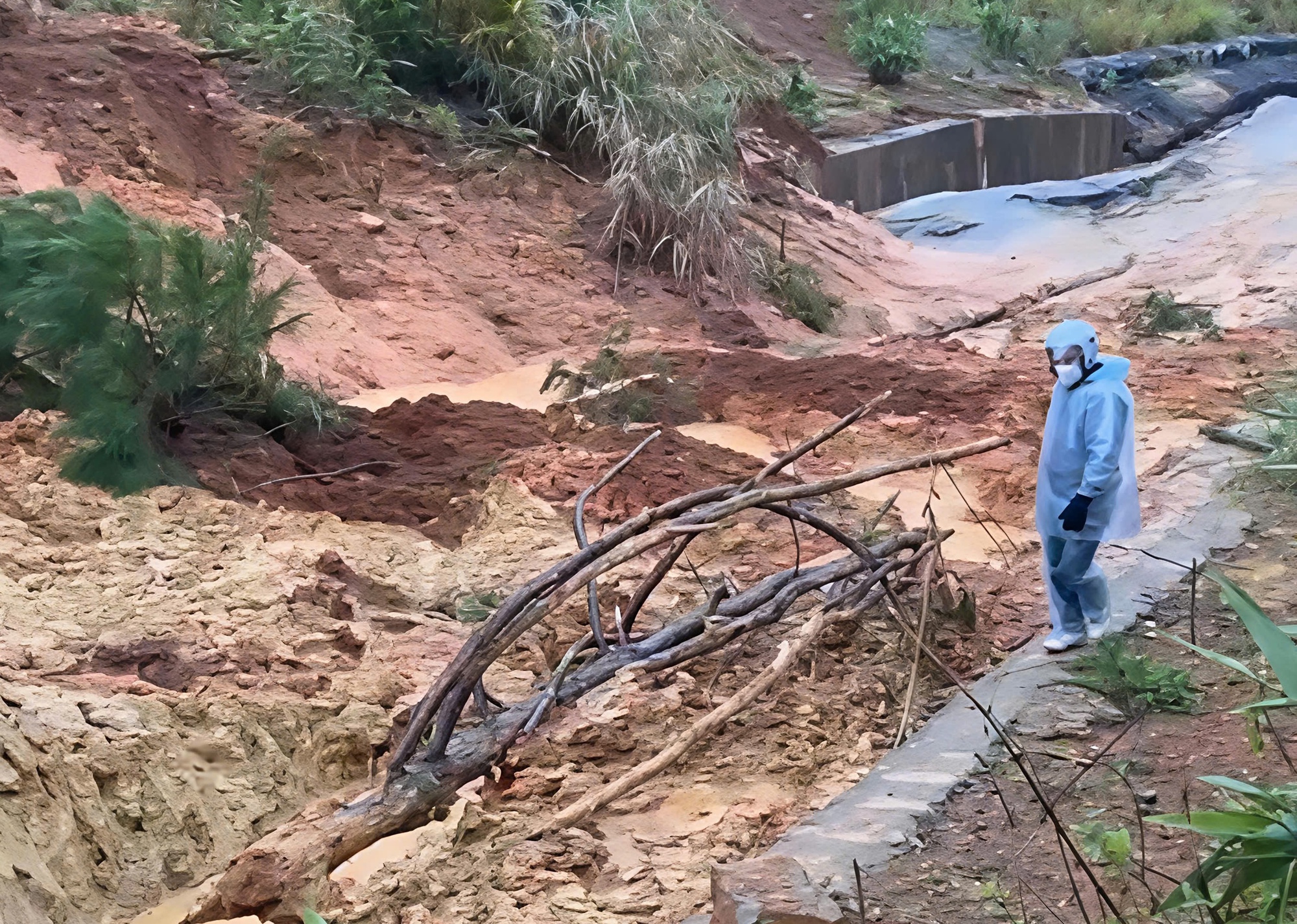 Sạt lở hàng ngàn mét khối đất, Quốc lộ 24 bị chia cắt- Ảnh 1.