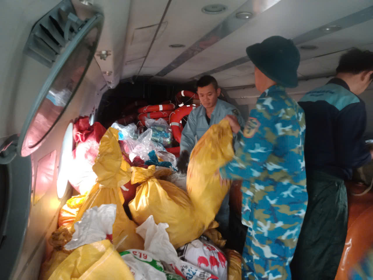 VIDEO: Không quân chở hơn 4 tấn hàng cứu trợ đồng bào khu vực lũ lụt miền Trung- Ảnh 3.