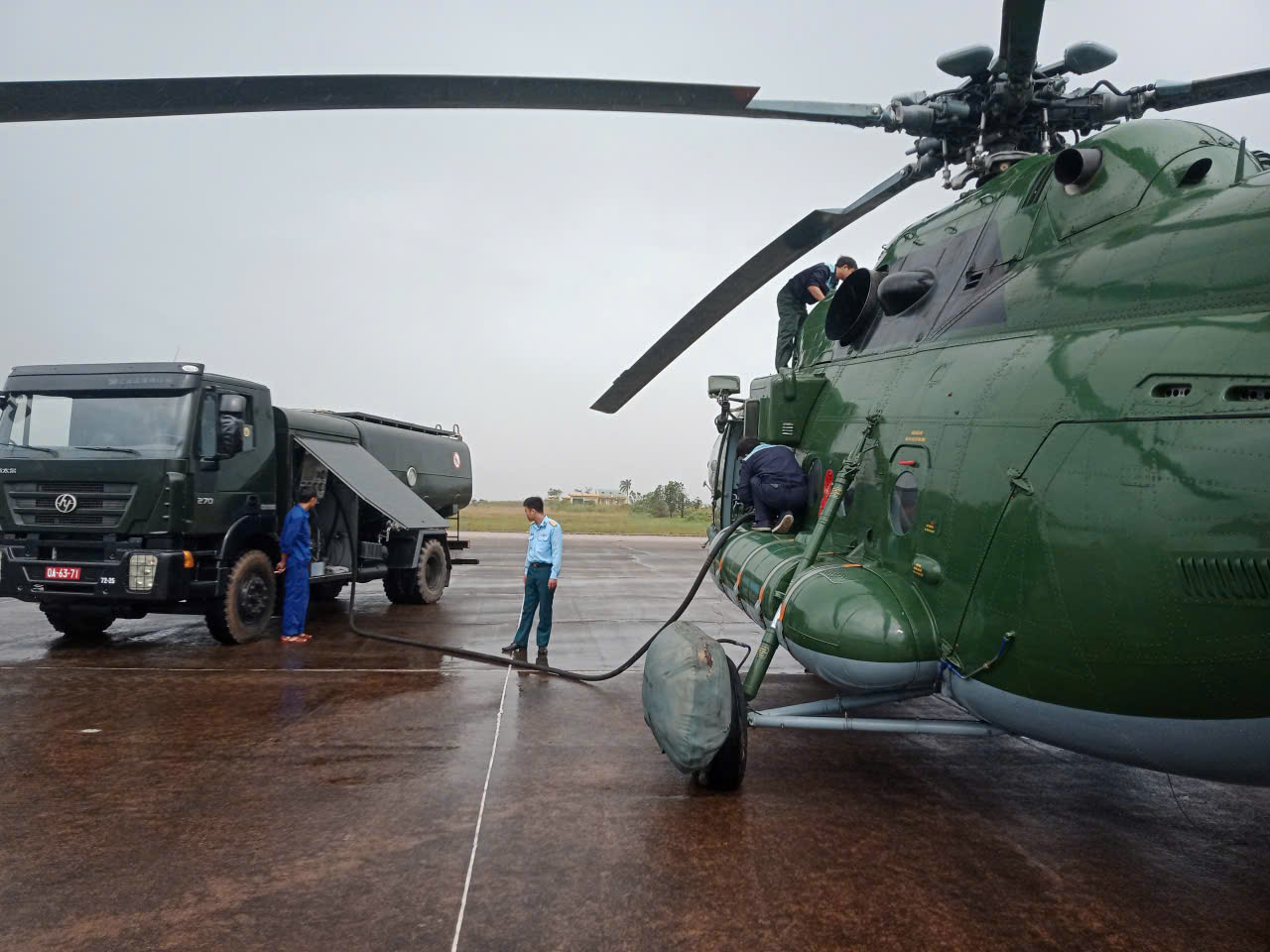 VIDEO: Không quân chở hơn 4 tấn hàng cứu trợ đồng bào khu vực lũ lụt miền Trung- Ảnh 1.