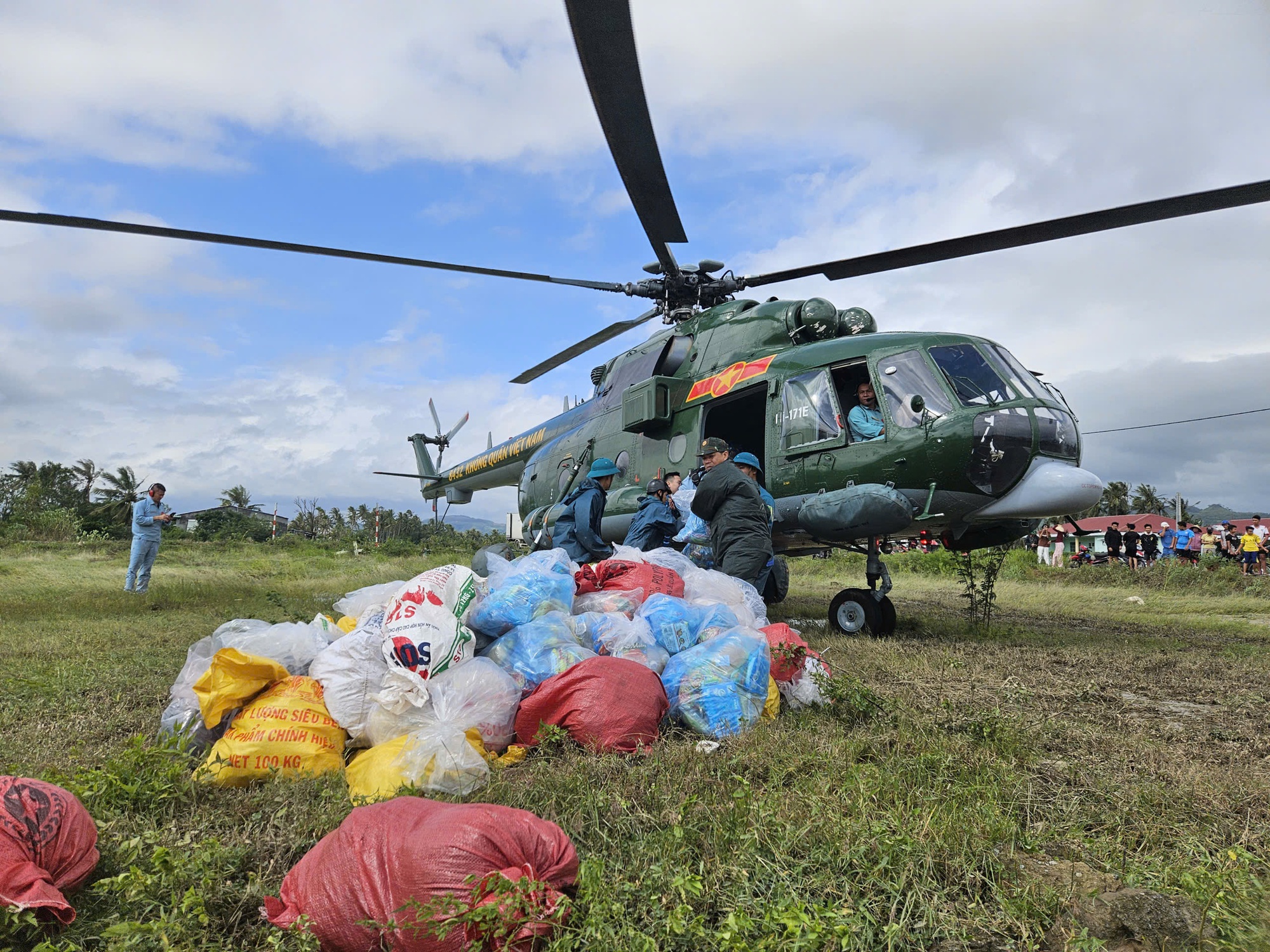 VIDEO: Không quân chở hơn 4 tấn hàng cứu trợ đồng bào khu vực lũ lụt miền Trung- Ảnh 5.
