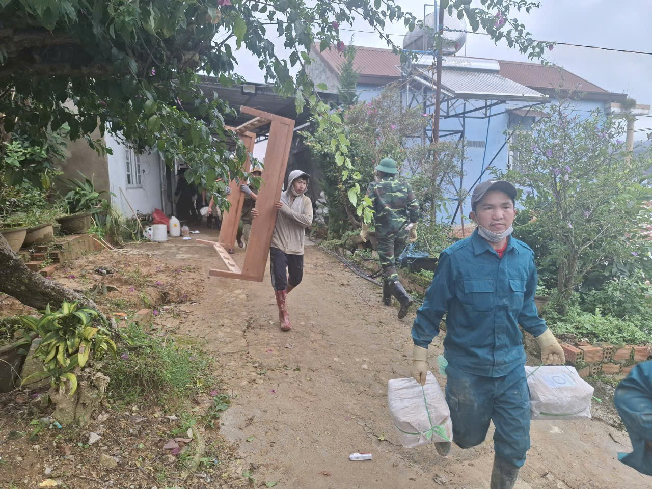 Quả đồi ở Lâm Đồng xuất hiện vết nứt dài hơn 100m, khẩn trương di dời người dân- Ảnh 2.