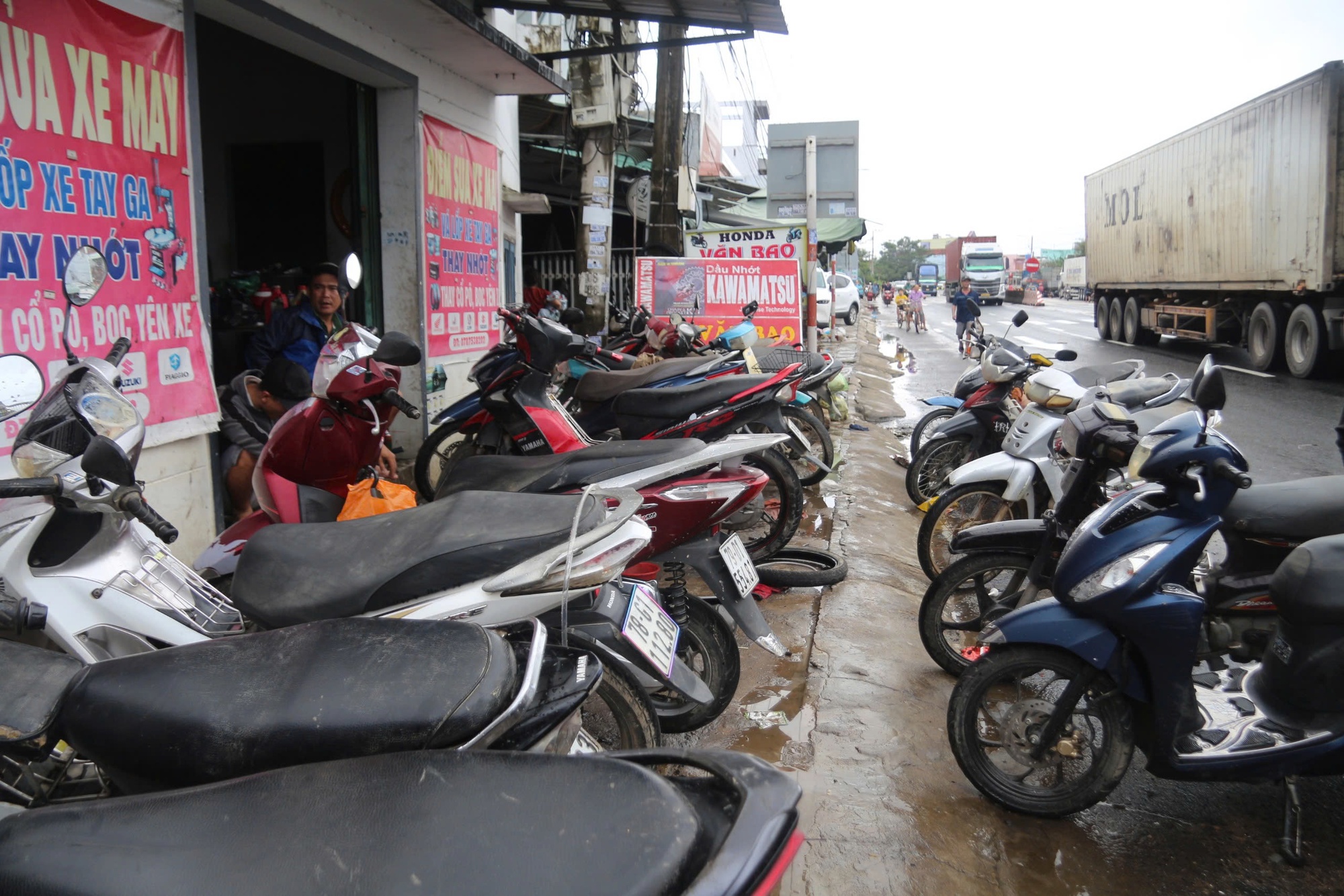 Cảnh người dân Đắk Lắk ùn ùn đi sửa xe sau lũ dữ- Ảnh 9.