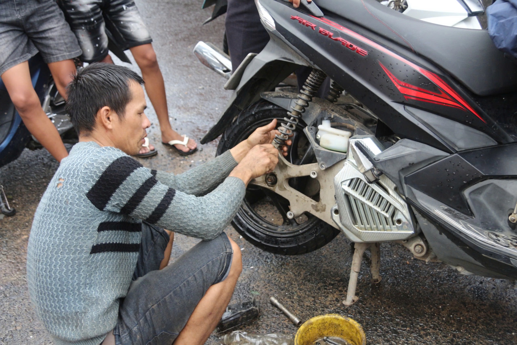 Cảnh người dân Đắk Lắk ùn ùn đi sửa xe sau lũ dữ- Ảnh 2.