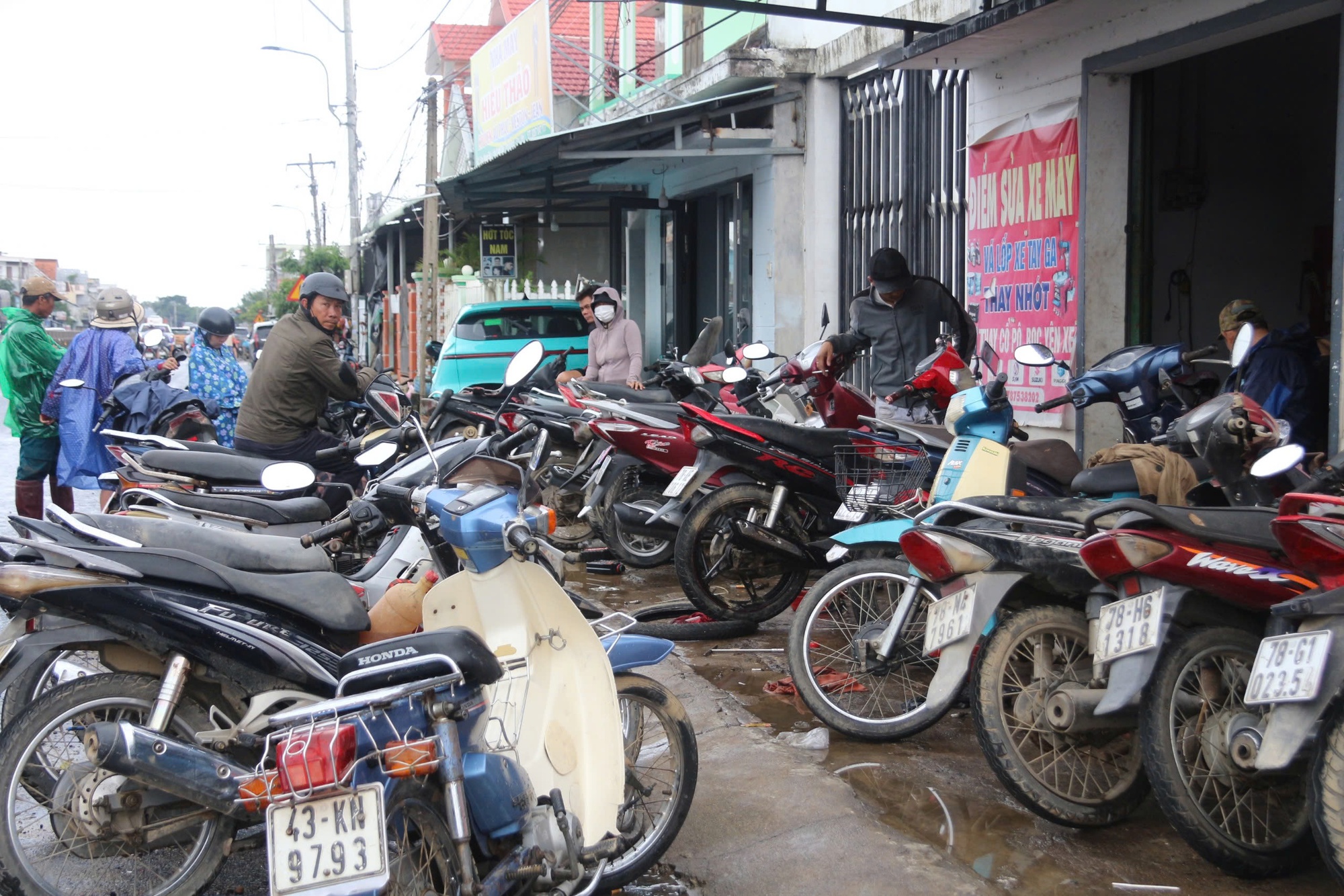 Cảnh người dân Đắk Lắk ùn ùn đi sửa xe sau lũ dữ- Ảnh 1.