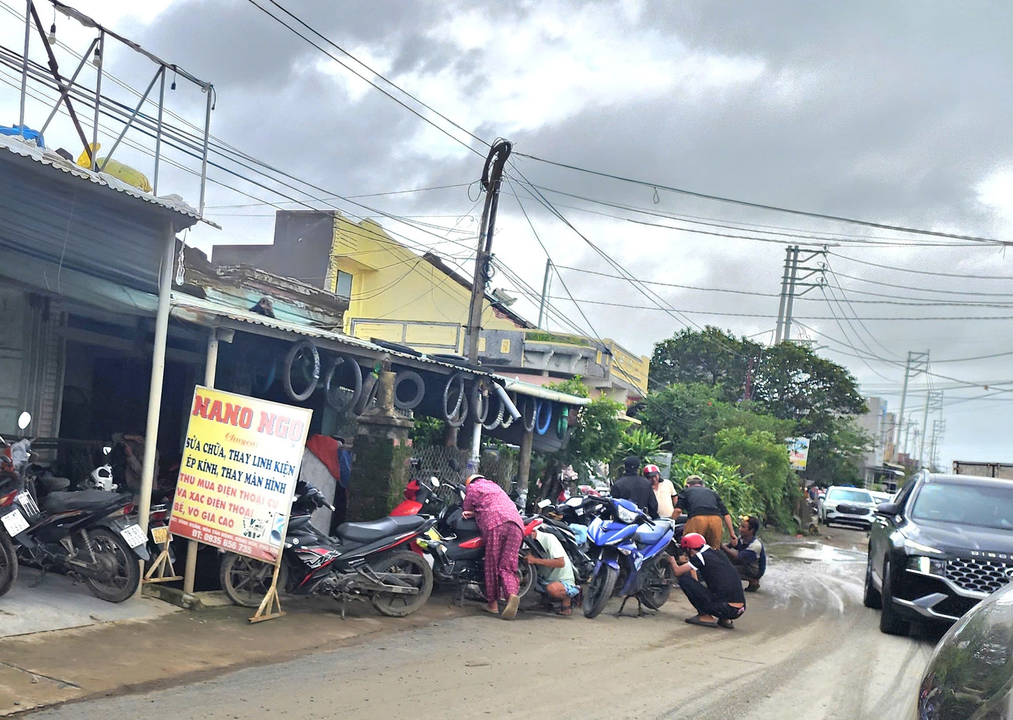 Cảnh người dân Đắk Lắk ùn ùn đi sửa xe sau lũ dữ- Ảnh 3.