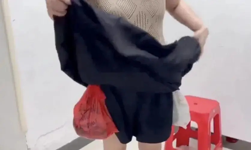 Không tin nổi: Cô gái mang hàng trăm con cá sống theo cách khó ai ngờ- Ảnh 1.