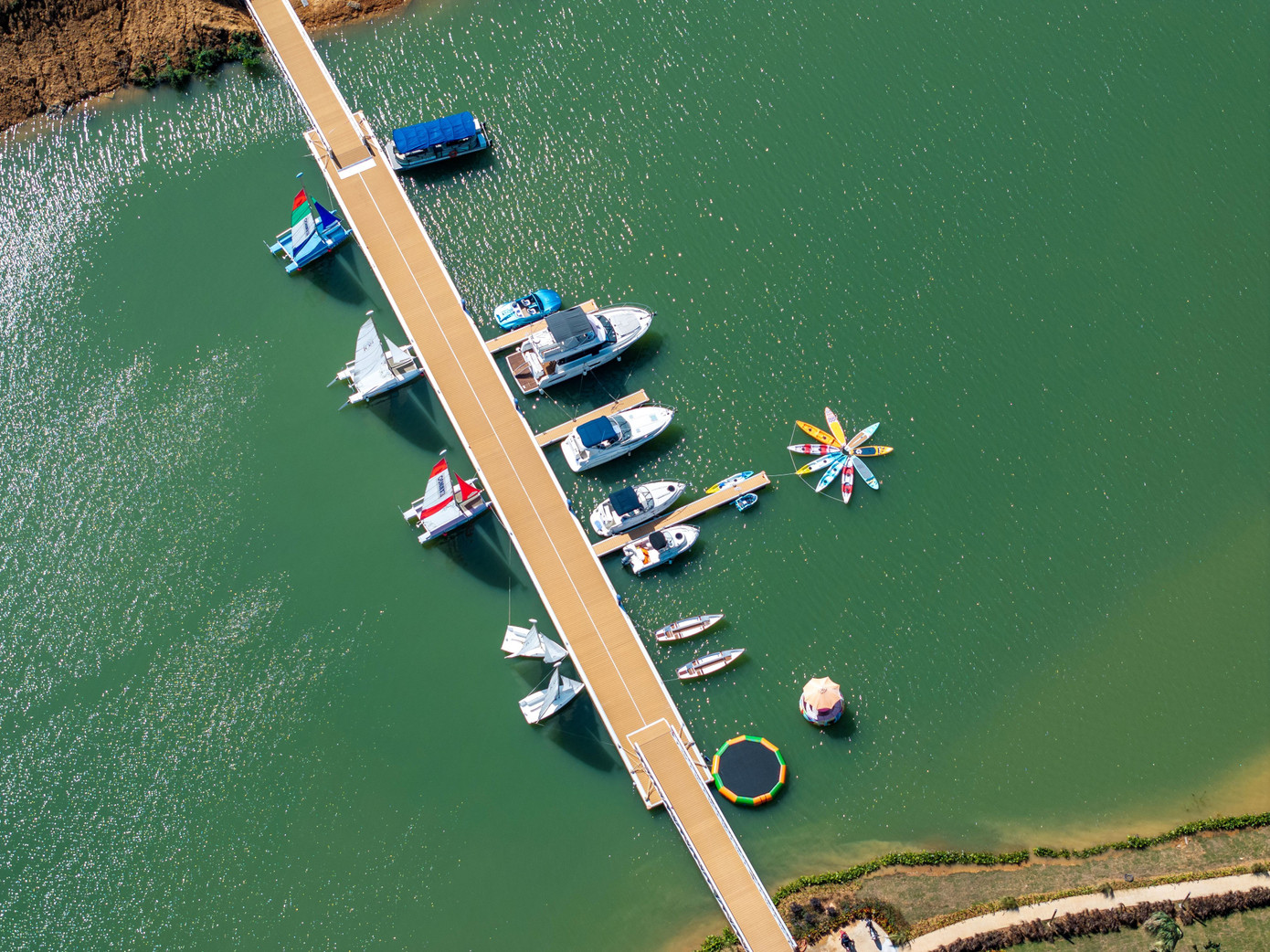 Trải nghiệm du thuyền hạng sang quanh 108 đảo của hồ Núi Cốc- Ảnh 2.