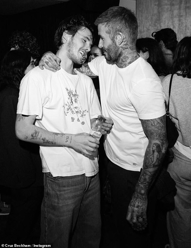 Con trai Beckham bị tố đạo nhạc The Beatles và Oasis, bị ví như 