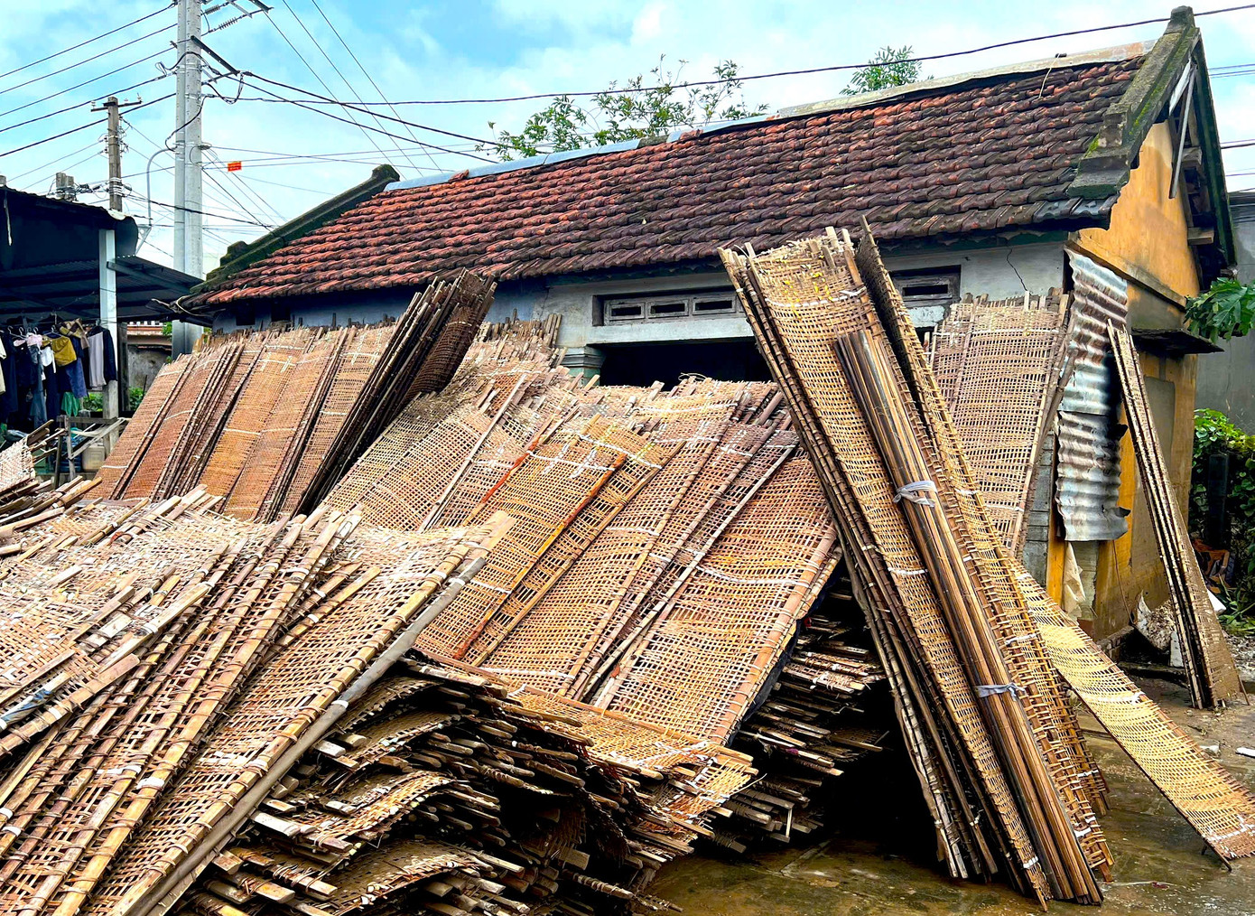 Người dân làng nghề bánh tráng bật khóc sau trận lũ lịch sử: “Không còn gì ngoài bùn và nước”- Ảnh 7.