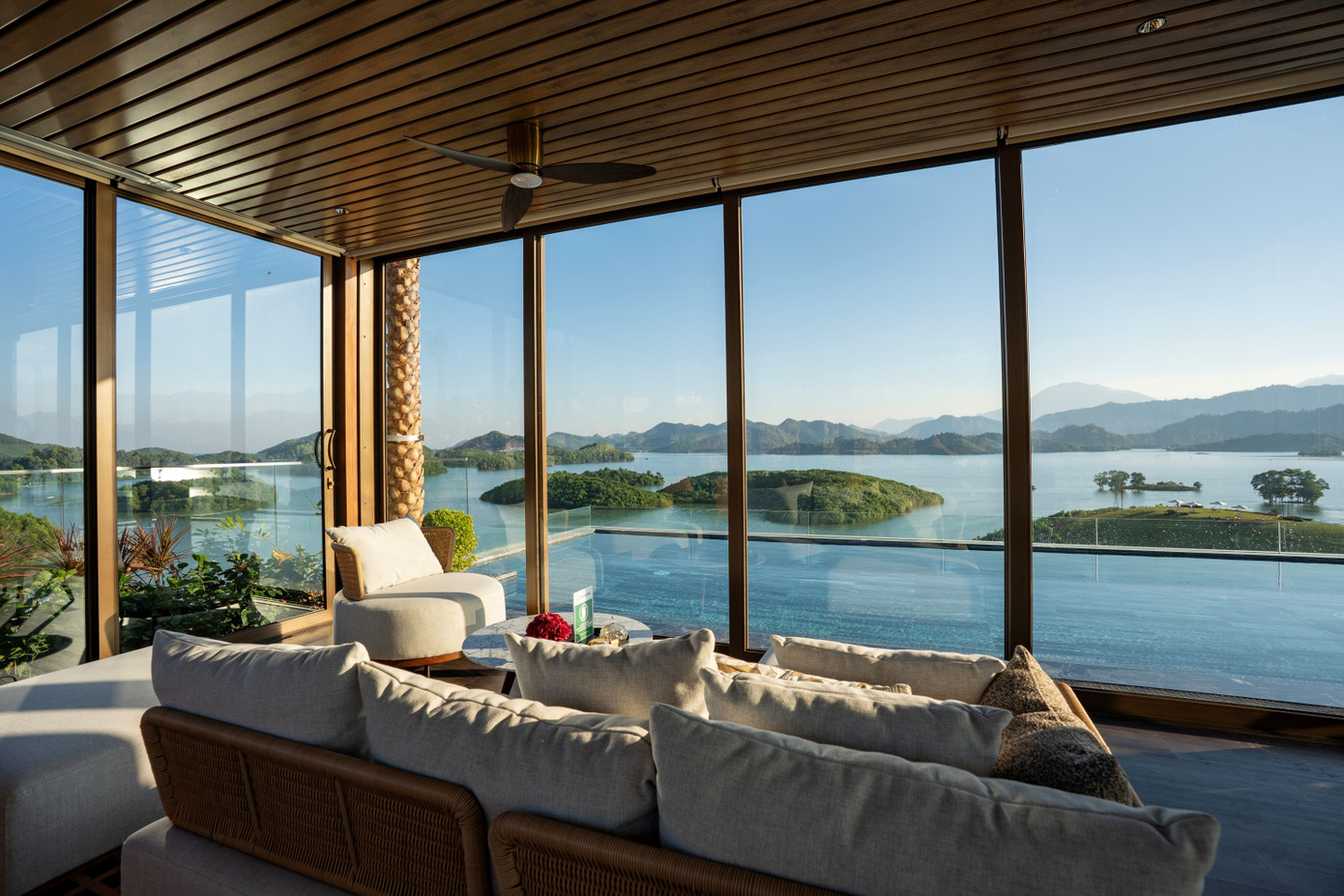 Trải nghiệm du thuyền hạng sang quanh 108 đảo của hồ Núi Cốc- Ảnh 6.