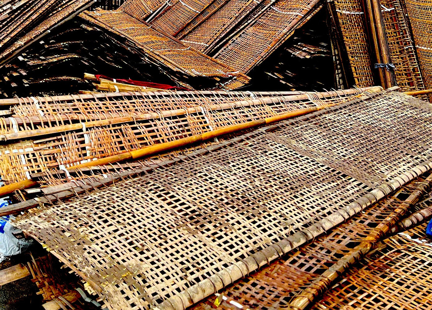 Người dân làng nghề bánh tráng bật khóc sau trận lũ lịch sử: “Không còn gì ngoài bùn và nước”- Ảnh 8.