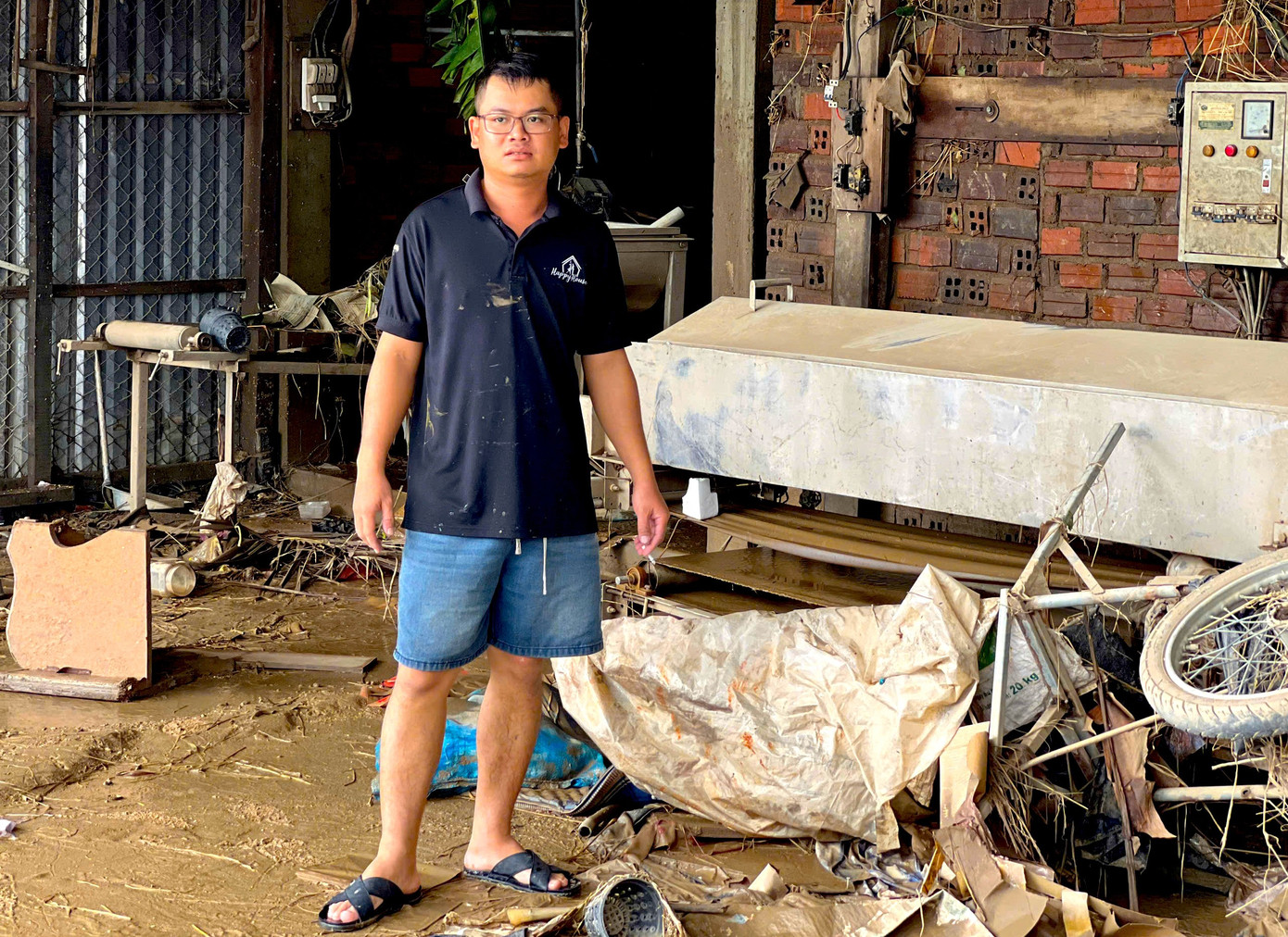 Người dân làng nghề bánh tráng bật khóc sau trận lũ lịch sử: “Không còn gì ngoài bùn và nước”- Ảnh 6.