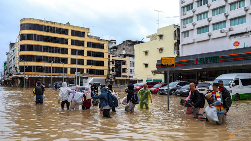 Thảm cảnh lũ lụt tại Thái Lan: Nước dâng tận mái nhà, hàng ngàn du khách mắc kẹt, chính quyền tuyên bố vùng thảm họa- Ảnh 6. Thảm cảnh lũ lụt tại Thái Lan: Nước dâng tận mái nhà, hàng ngàn du khách mắc kẹt, chính quyền tuyên bố vùng thảm họa- Ảnh 6.