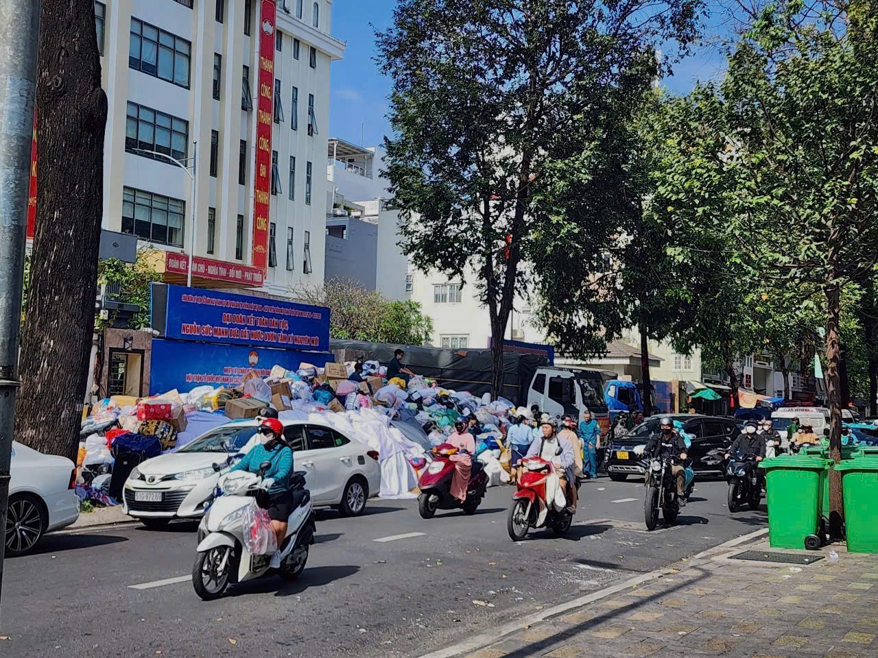 Hình ảnh đông đảo người dân TPHCM tranh thủ quyên góp vật phẩm trước giờ ngừng tiếp nhận- Ảnh 1.