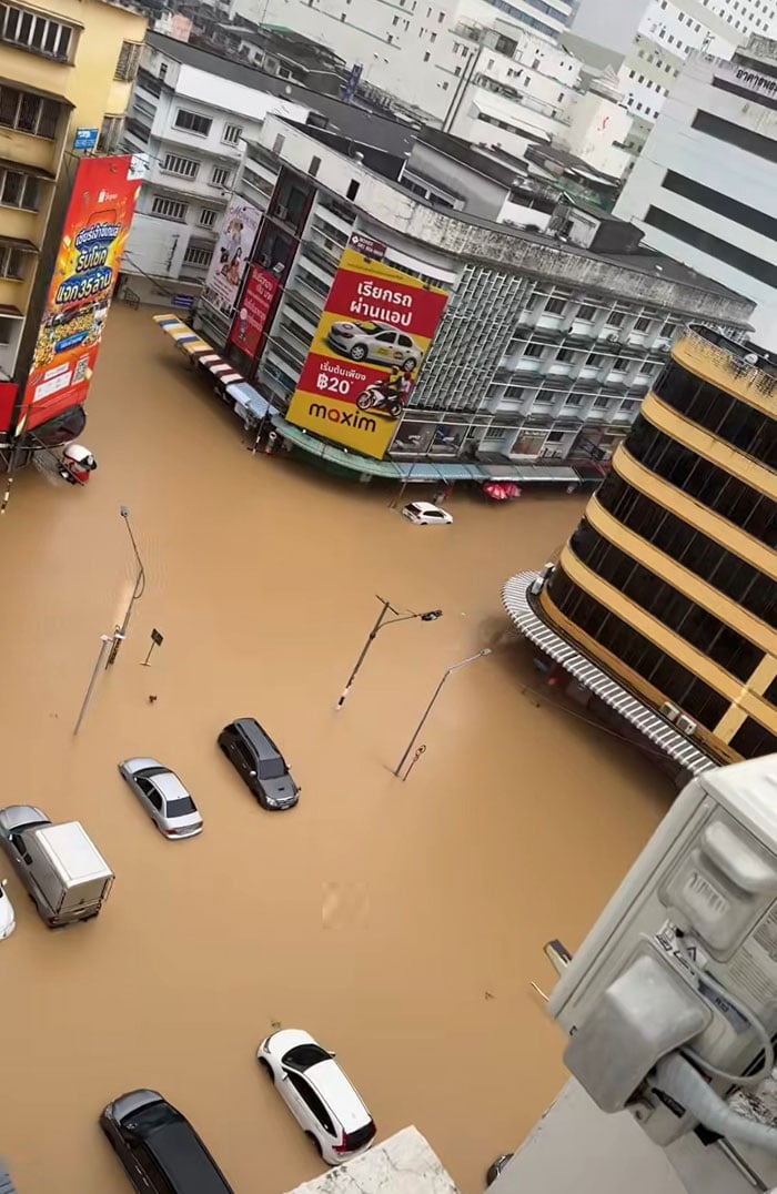 Thảm cảnh lũ lụt tại Thái Lan: Nước dâng tận mái nhà, hàng ngàn du khách mắc kẹt, chính quyền tuyên bố vùng thảm họa- Ảnh 4. Thảm cảnh lũ lụt tại Thái Lan: Nước dâng tận mái nhà, hàng ngàn du khách mắc kẹt, chính quyền tuyên bố vùng thảm họa- Ảnh 4.