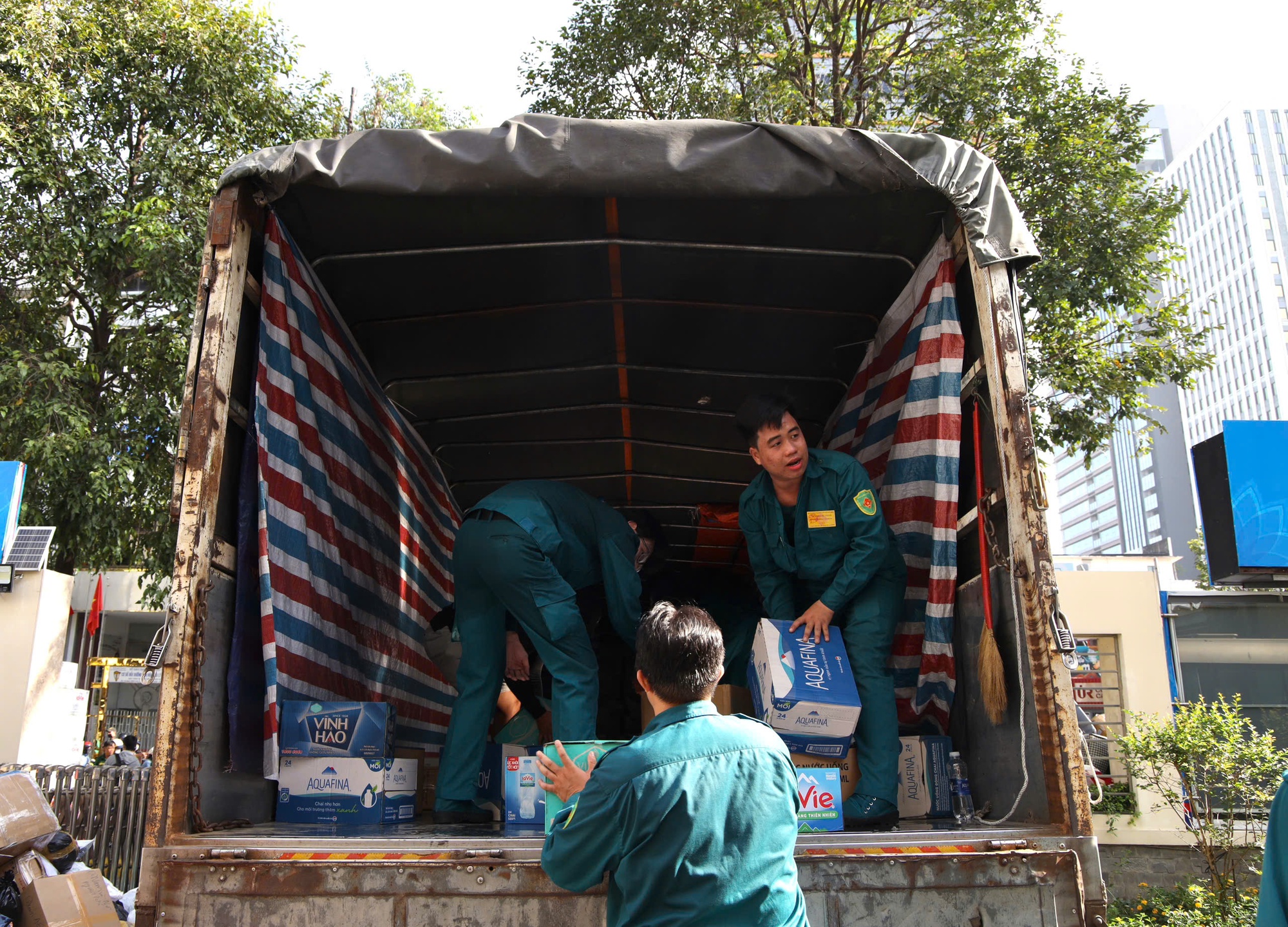 Hình ảnh đông đảo người dân TPHCM tranh thủ quyên góp vật phẩm trước giờ ngừng tiếp nhận- Ảnh 12.
