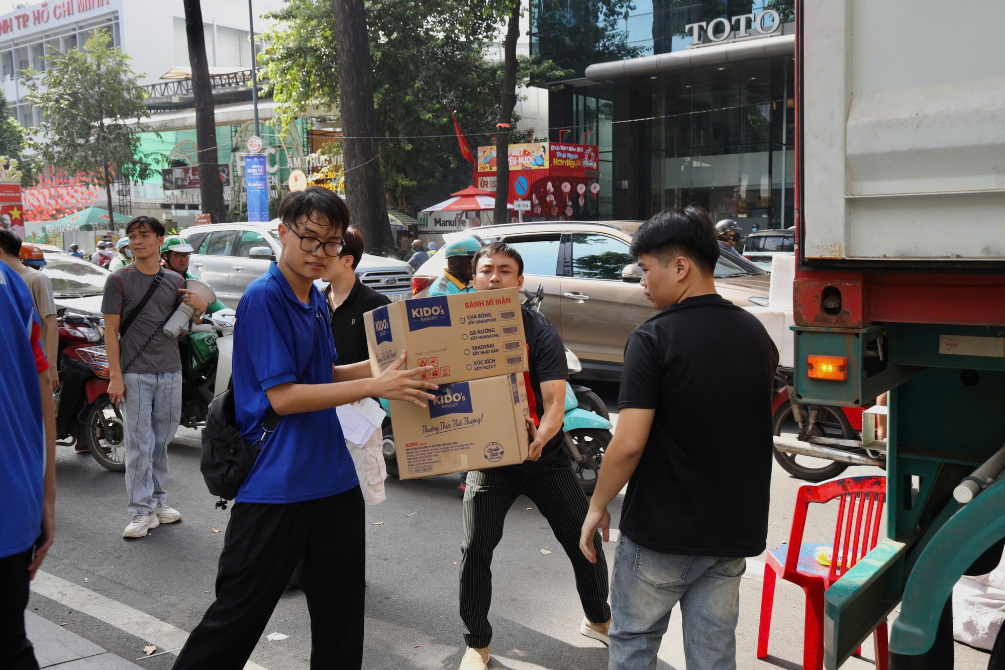 Hình ảnh đông đảo người dân TPHCM tranh thủ quyên góp vật phẩm trước giờ ngừng tiếp nhận- Ảnh 5.