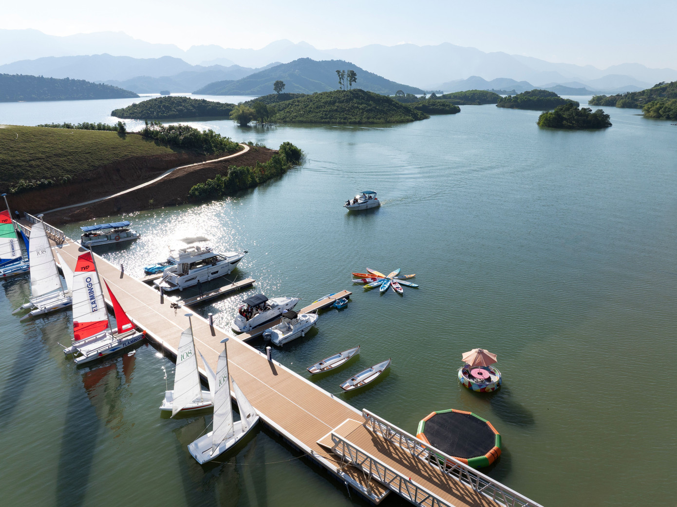 Trải nghiệm du thuyền hạng sang quanh 108 đảo của hồ Núi Cốc- Ảnh 1.