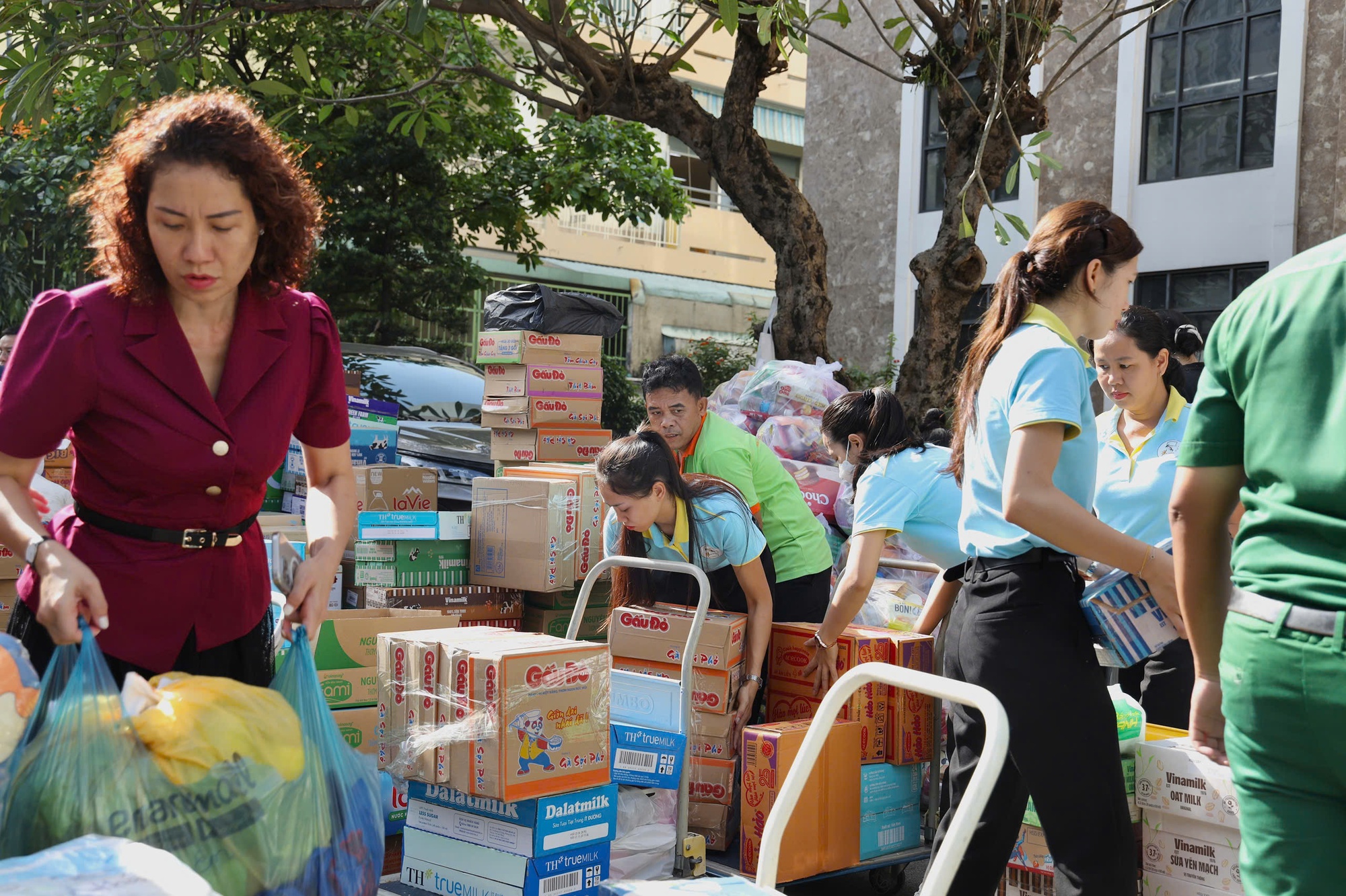 Hình ảnh đông đảo người dân TPHCM tranh thủ quyên góp vật phẩm trước giờ ngừng tiếp nhận- Ảnh 9.