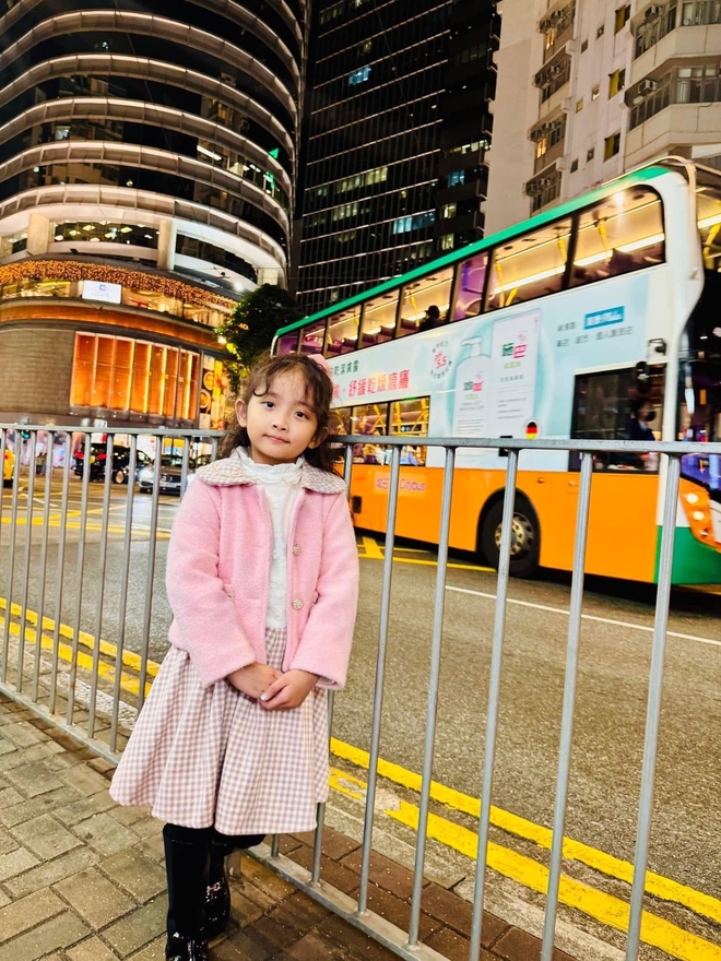 "Mợ chảnh" nhà Khánh Thi - Phan Hiển đời thường xinh yêu như công chúa, lên sàn nhảy lại khí chất đúng "con nhà nòi"- Ảnh 12.