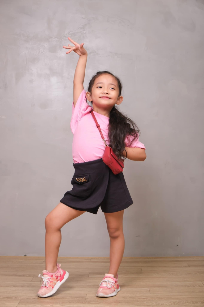 "Mợ chảnh" nhà Khánh Thi - Phan Hiển đời thường xinh yêu như công chúa, lên sàn nhảy lại khí chất đúng "con nhà nòi"- Ảnh 4.