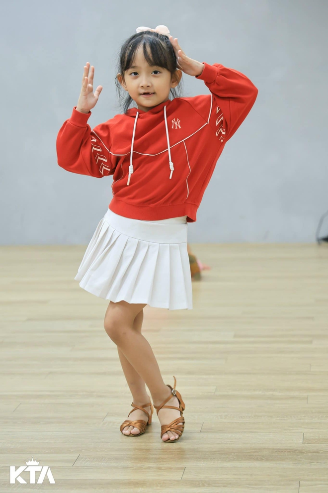 "Mợ chảnh" nhà Khánh Thi - Phan Hiển đời thường xinh yêu như công chúa, lên sàn nhảy lại khí chất đúng "con nhà nòi"- Ảnh 5.