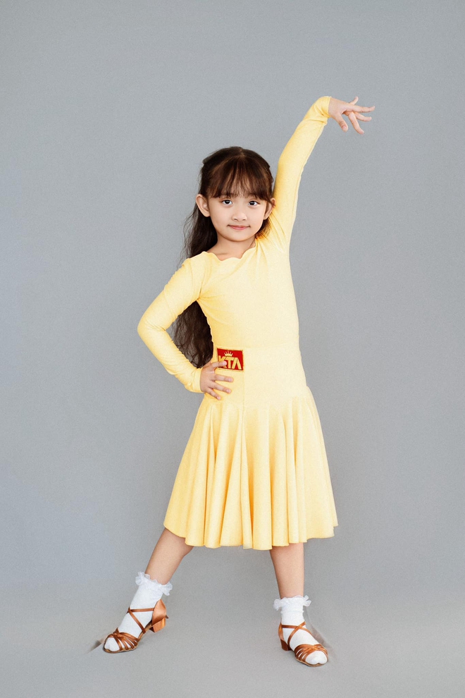 "Mợ chảnh" nhà Khánh Thi - Phan Hiển đời thường xinh yêu như công chúa, lên sàn nhảy lại khí chất đúng "con nhà nòi"- Ảnh 8.