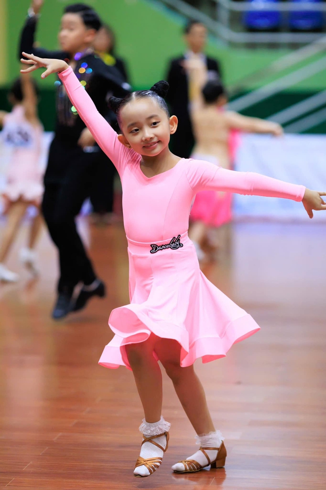 "Mợ chảnh" nhà Khánh Thi - Phan Hiển đời thường xinh yêu như công chúa, lên sàn nhảy lại khí chất đúng "con nhà nòi"- Ảnh 9.