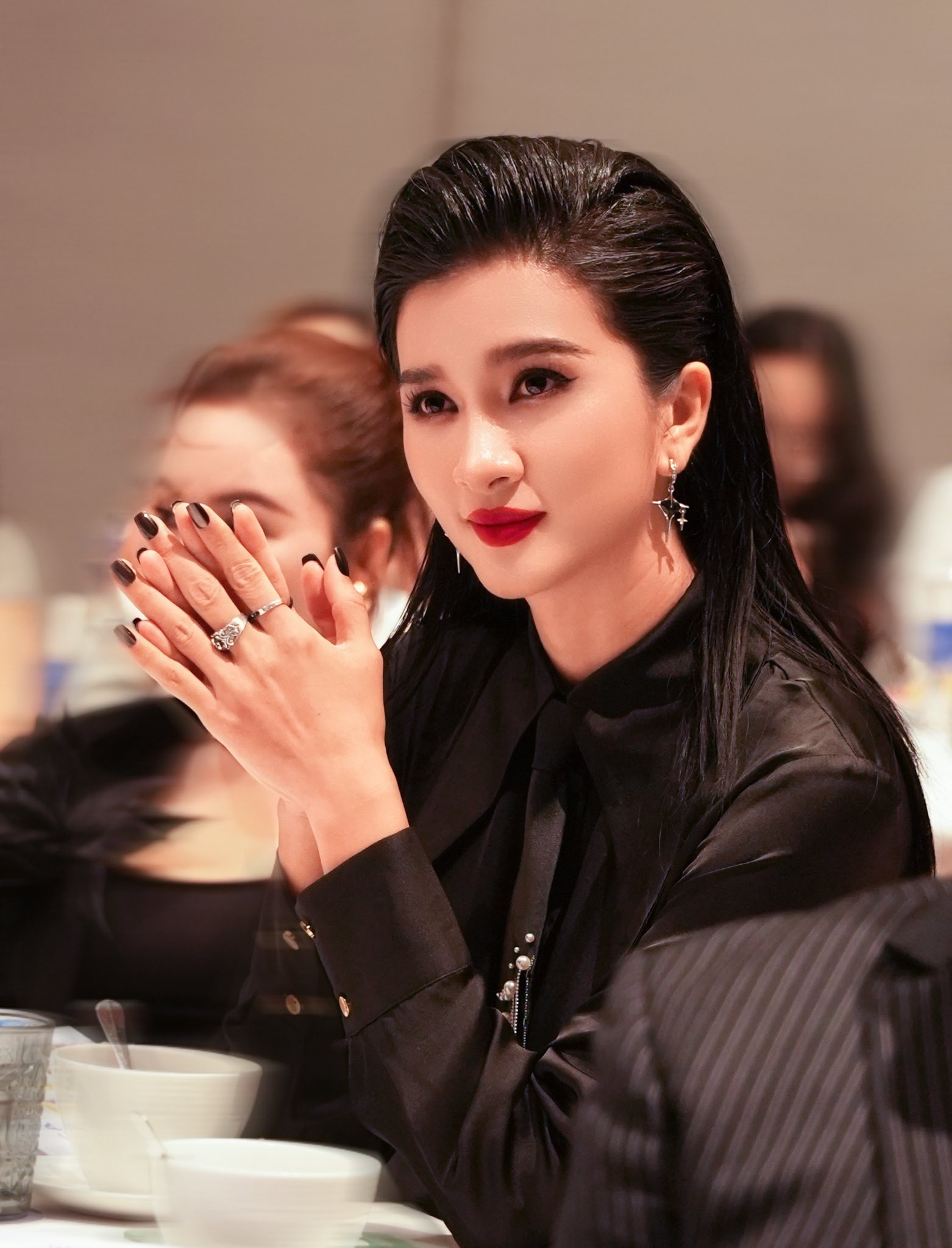 NSƯT đẹp nhất Việt Nam: 21 tuổi làm mẹ đơn thân, 38 tuổi nghi yêu đồng giới- Ảnh 5. NSƯT đẹp nhất Việt Nam: 21 tuổi làm mẹ đơn thân, 38 tuổi nghi yêu đồng giới- Ảnh 5.