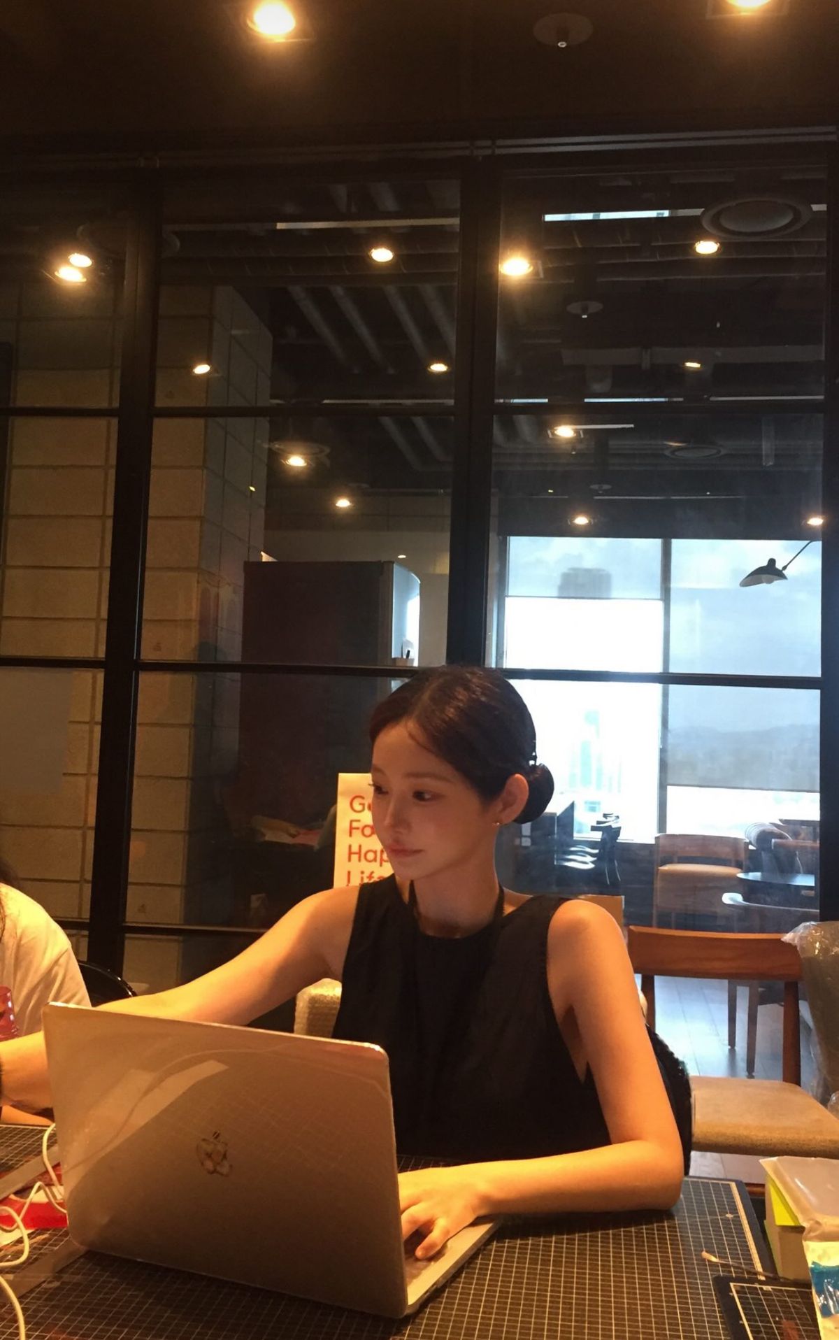 500k tiền trông trẻ để con không hét lên trong cuộc họp- Ảnh 2.