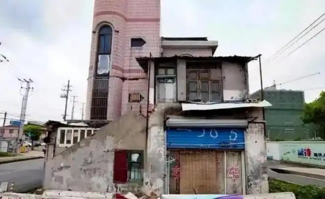 Chủ căn nhà 300 m² không chịu di dời dù được bồi thường hơn 10 tỷ đồng và 4 căn nhà, tuyên bố: “Không nhận được 371 tỷ và 6 căn nhà thì không đi!”- Ảnh 1. Chủ căn nhà 300 m² không chịu di dời dù được bồi thường hơn 10 tỷ đồng và 4 căn nhà, tuyên bố: “Không nhận được 371 tỷ và 6 căn nhà thì không đi!”- Ảnh 1.