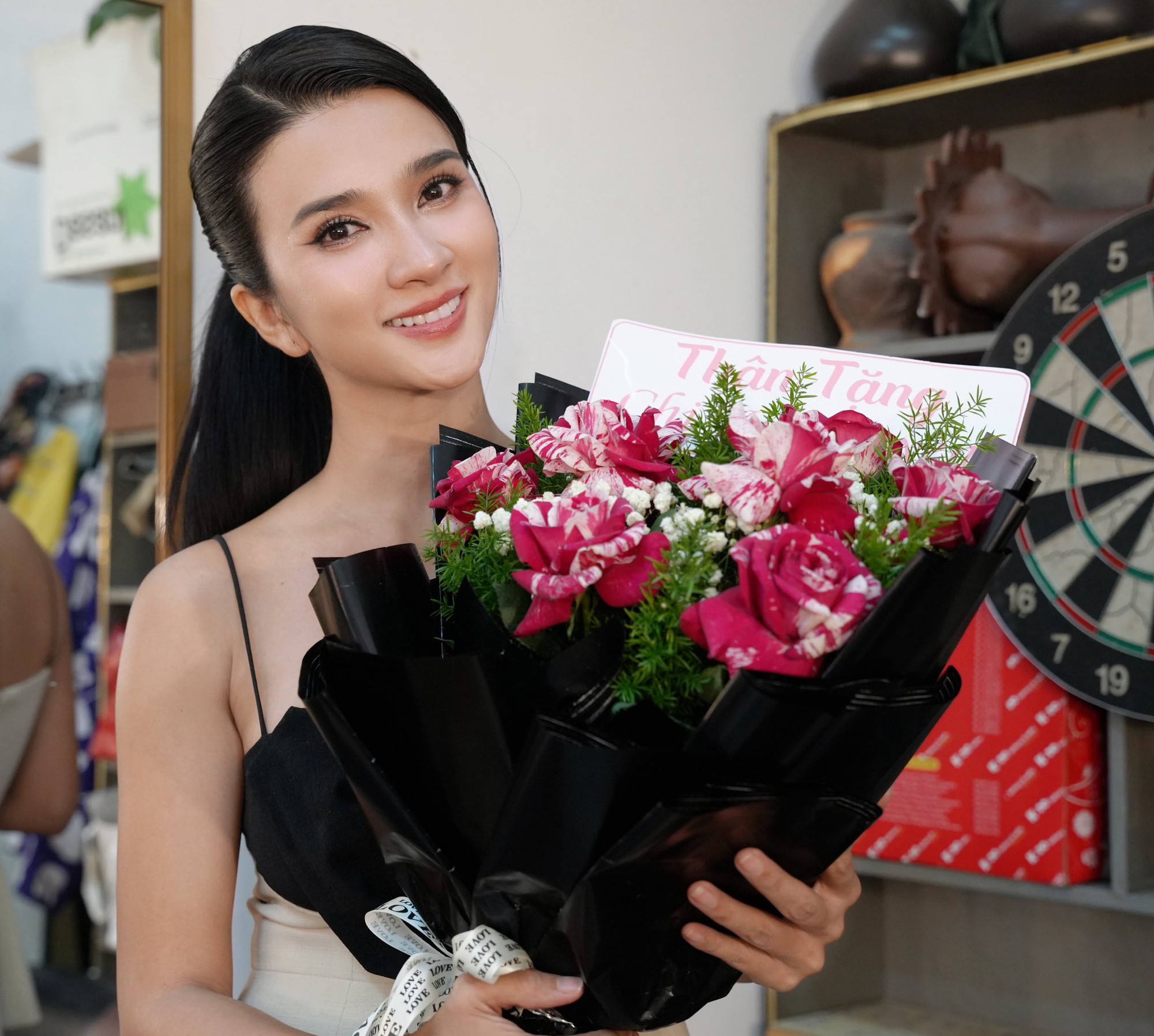 NSƯT đẹp nhất Việt Nam: 21 tuổi làm mẹ đơn thân, 38 tuổi nghi yêu đồng giới- Ảnh 4. NSƯT đẹp nhất Việt Nam: 21 tuổi làm mẹ đơn thân, 38 tuổi nghi yêu đồng giới- Ảnh 4.