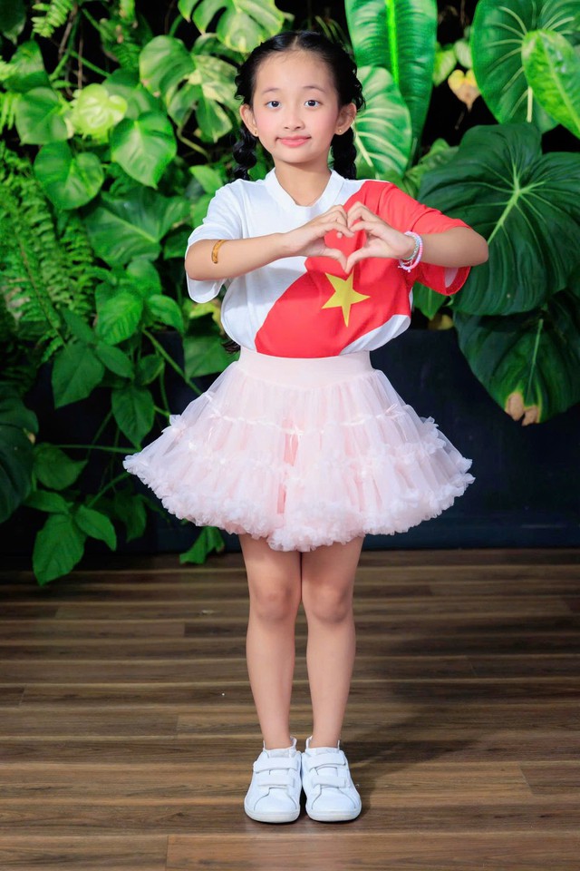 "Mợ chảnh" nhà Khánh Thi - Phan Hiển đời thường xinh yêu như công chúa, lên sàn nhảy lại khí chất đúng "con nhà nòi"- Ảnh 1.