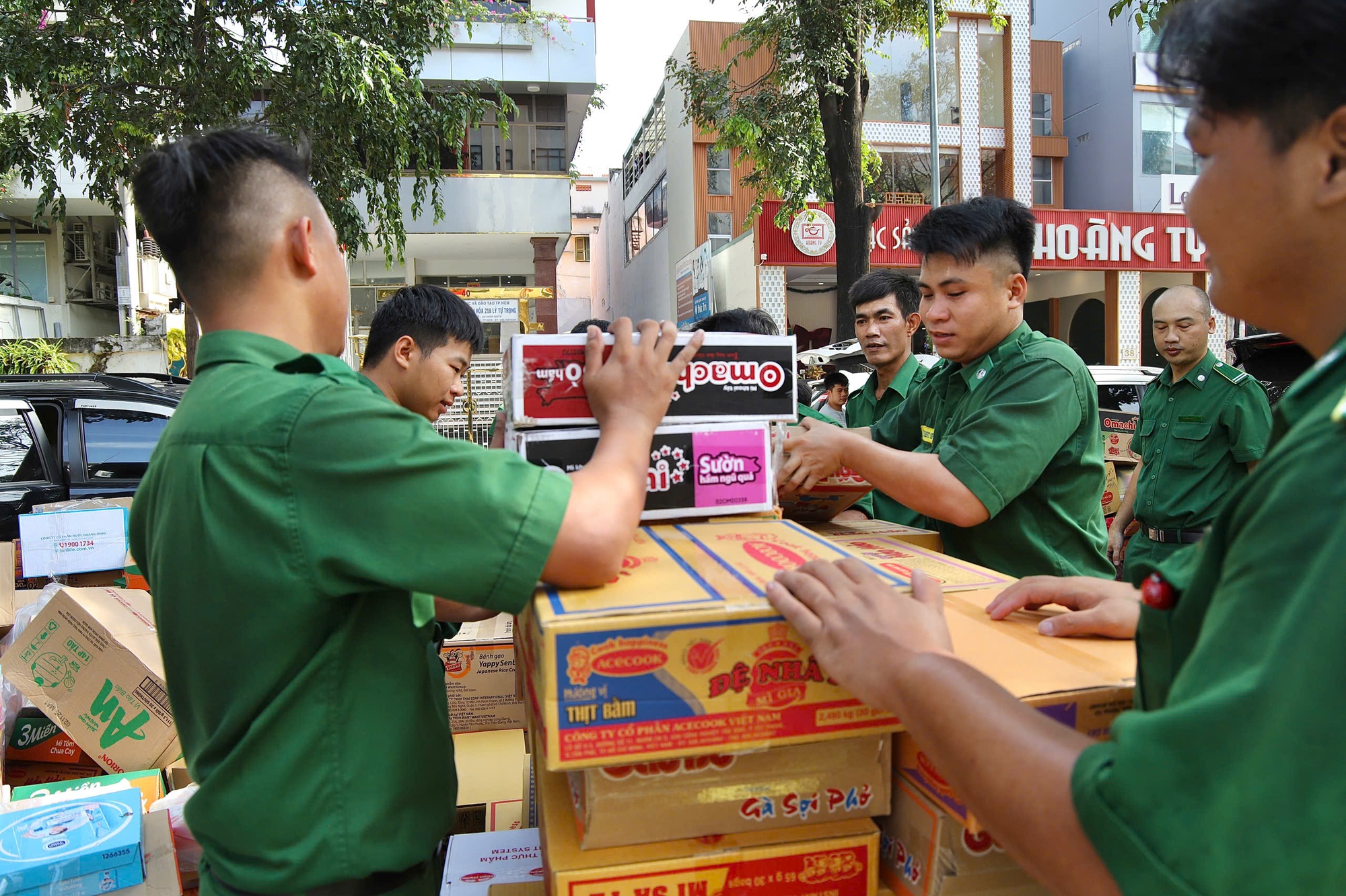 Hình ảnh đông đảo người dân TPHCM tranh thủ quyên góp vật phẩm trước giờ ngừng tiếp nhận- Ảnh 11.