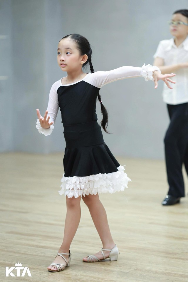 "Mợ chảnh" nhà Khánh Thi - Phan Hiển đời thường xinh yêu như công chúa, lên sàn nhảy lại khí chất đúng "con nhà nòi"- Ảnh 2.