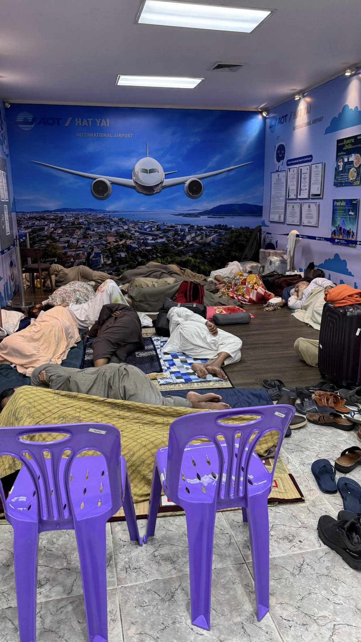 Thảm cảnh lũ lụt tại Thái Lan: Nước dâng tận mái nhà, hàng ngàn du khách mắc kẹt, chính quyền tuyên bố vùng thảm họa- Ảnh 8. Thảm cảnh lũ lụt tại Thái Lan: Nước dâng tận mái nhà, hàng ngàn du khách mắc kẹt, chính quyền tuyên bố vùng thảm họa- Ảnh 8.